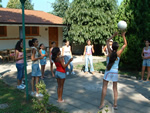 le ragazze si allenano prima del match di volley