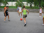 una partita di calcio misto: Clara super bomber!