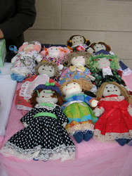 le bambole preparate dal gruppo caritas