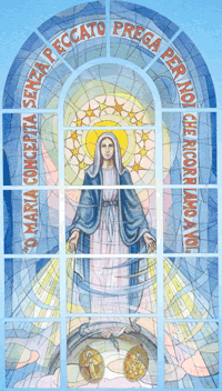 Particolare della Vergine della Medaglia Miracolosa che si ammira nella vetrata istoriata della facciata principale del Tempio
