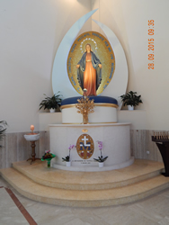 Il Trono con l'artistica immagine lignea della Vergine della Medaglia Miracolosa