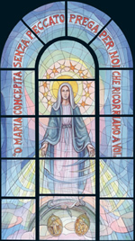 Particolare della Vergine della Medaglia Miracolosa che si ammira nella vetrata istoriata della facciata principale del Tempio